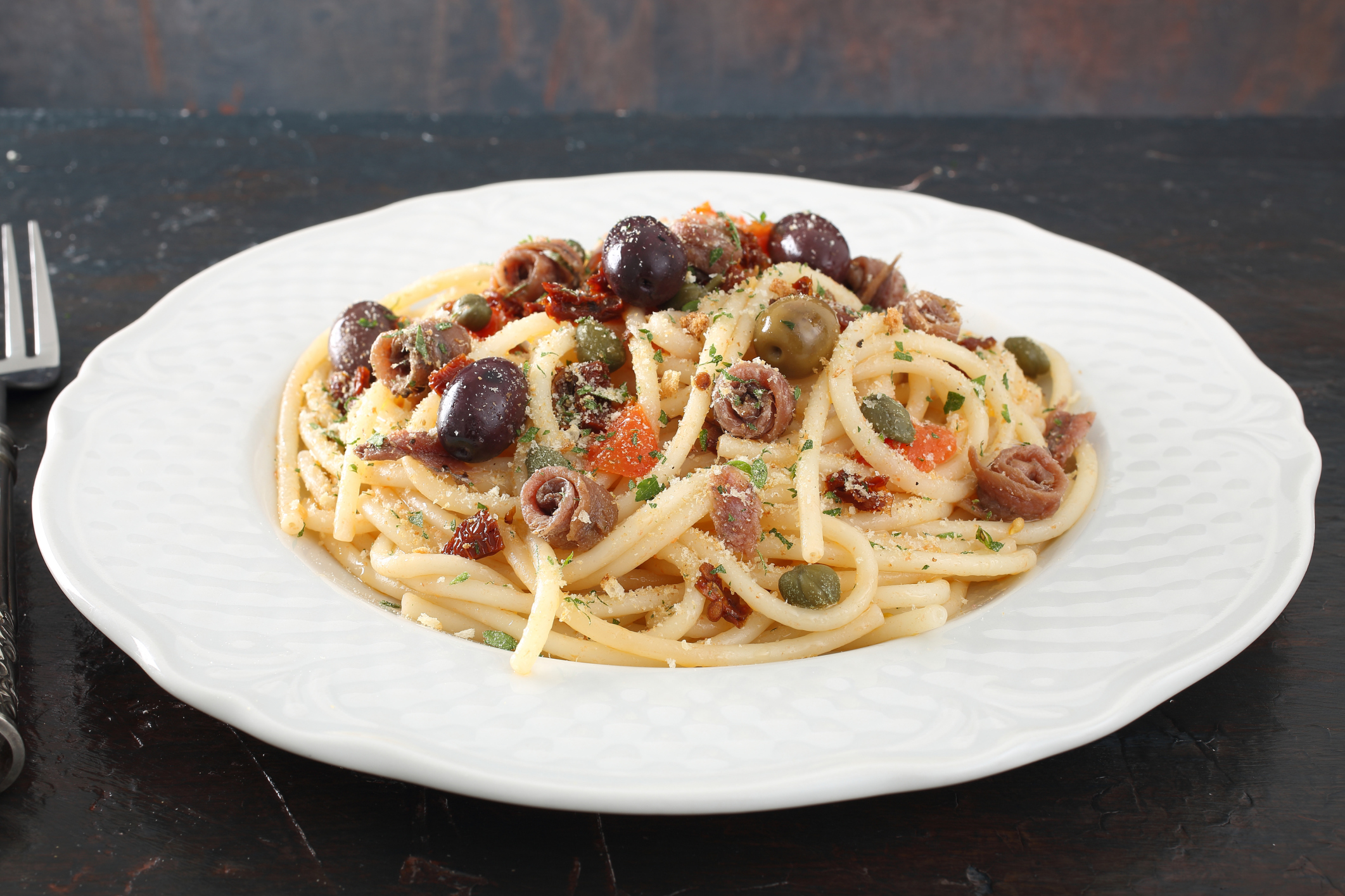 Pasta-Gericht mit Oliven und frischem Basilikum