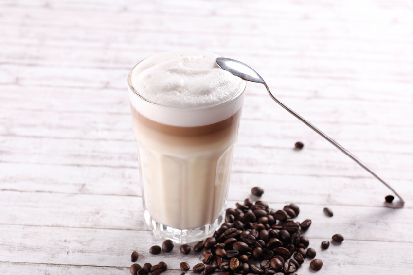 Latte Macchiato mit frisch aufgeschäumter Milch