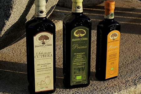 Drei Olivenöle von Frantoi Cutrera in Flaschen