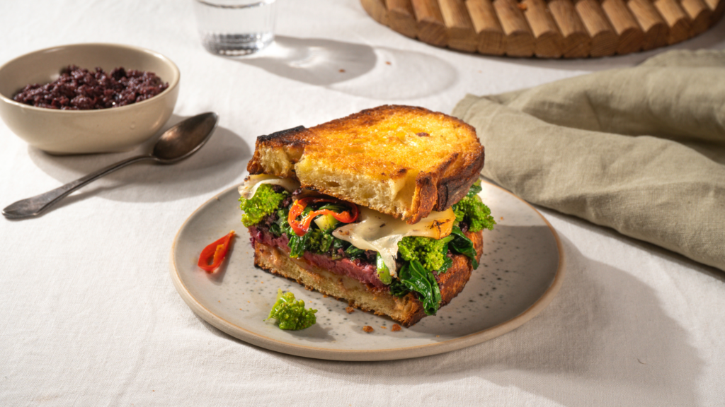 Panino mit Salsiccia, Scamorza, Olivencreme und Cime di rapa - Andronaco