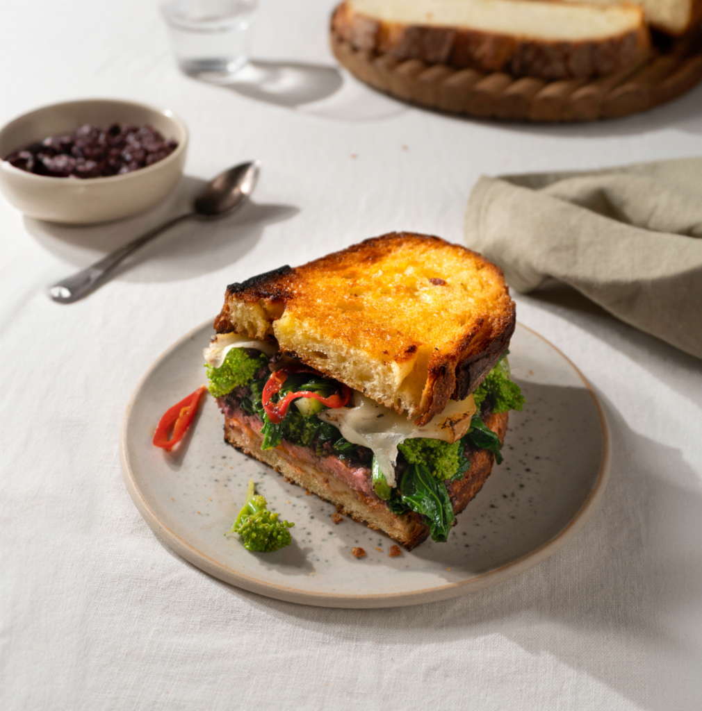Panino mit Salsiccia, Scamorza, Olivencreme und Cime di rapa - Andronaco